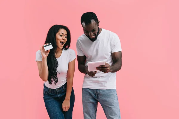 Щаслива Молода Афроамериканська Пара Робить Покупки Інтернеті Цифровому Планшеті Кредитною — стокове фото
