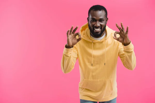 Sonriente Afroamericano Hombre Mostrando Signos Aislados Rosa Fondo —  Fotos de Stock