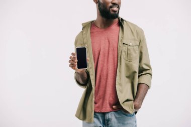 Afro-Amerikan adamın boş ekran üzerinde beyaz izole ile smartphone gösterilen kırpılmış görüntü