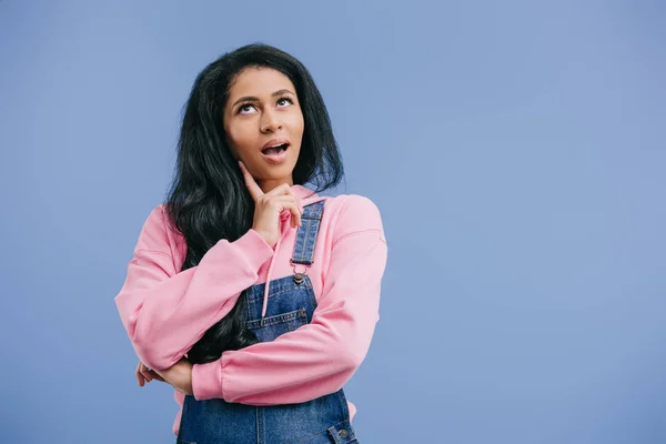 Réfléchie Jeune Femme Afro Américaine Isolé Sur Fond Bleu — Photo