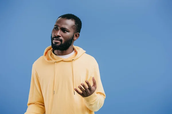 Nadenkend Jonge Afro Amerikaanse Man Met Hand Gebaren Geïsoleerd Blauwe — Stockfoto