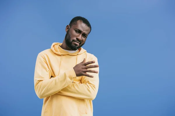 Cético Jovem Afro Americano Homem Gesticulando Mão Isolado Fundo Azul — Fotografia de Stock