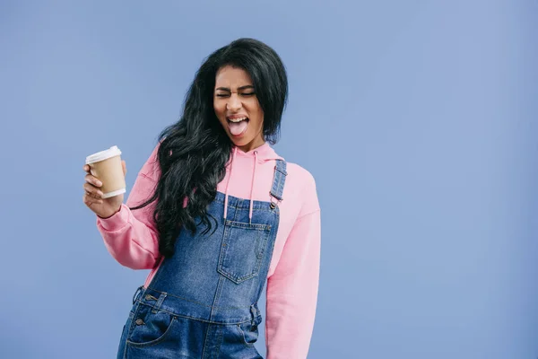 Decepcionada Mujer Afroamericana Con Mueca Cara Sosteniendo Taza Café Desechable — Foto de stock gratis