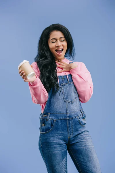 Mujer Afroamericana Feliz Gesto Mano Sosteniendo Taza Café Desechable Aislado — Foto de Stock