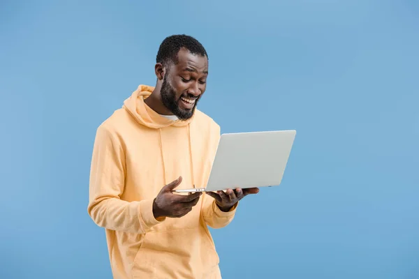 Щасливий Молодий Афроамериканський Чоловік Закритими Очима Тримає Ноутбук Ізольовано Синьому — стокове фото