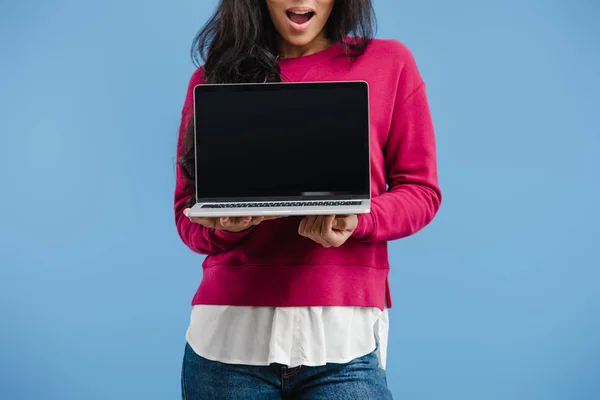 青の背景に分離された空白の画面を持つノート パソコンを保持しているアフリカ系アメリカ人女性の部分的なビュー — ストック写真
