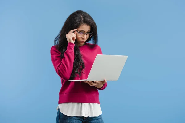 Grave Joven Afroamericana Mujer Ajustando Gafas Mirando Portátil Aislado Sobre — Foto de Stock