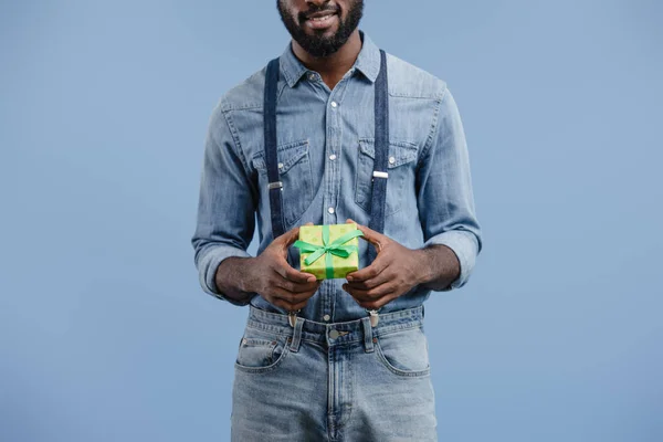 Részleges Kilátás Nyílik Fiatal Afroamerikai Férfi Ajándékdobozba Csomagolva Szalag Elszigetelt — ingyenes stock fotók