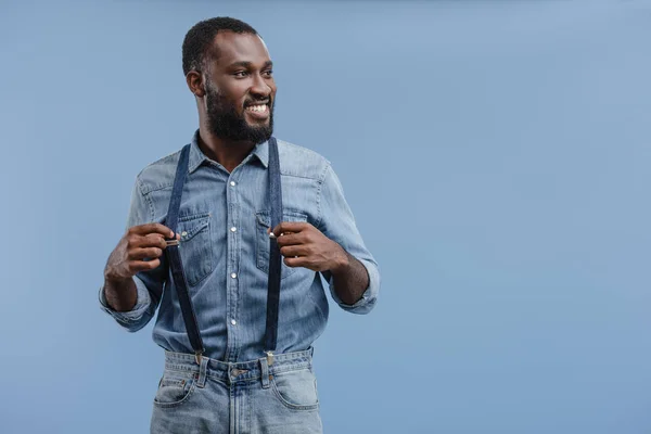 Elegante Joven Afroamericano Hombre Tocando Tirantes Aislados Sobre Fondo Azul — Foto de Stock