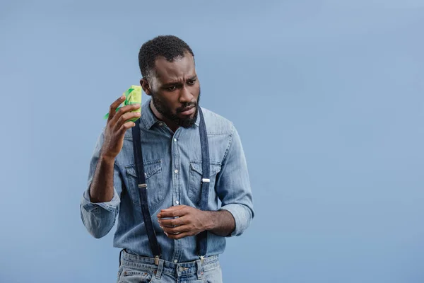 Fundersam Unga Afroamerikanska Man Lyssnar Presentförpackning Insvept Menyfliksområdet Isolerad Blå — Gratis stockfoto