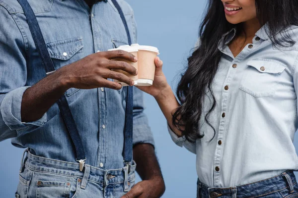 Abgeschnittenes Bild Eines Afrikanisch Amerikanischen Paares Das Mit Kaffee Pappbechern — kostenloses Stockfoto