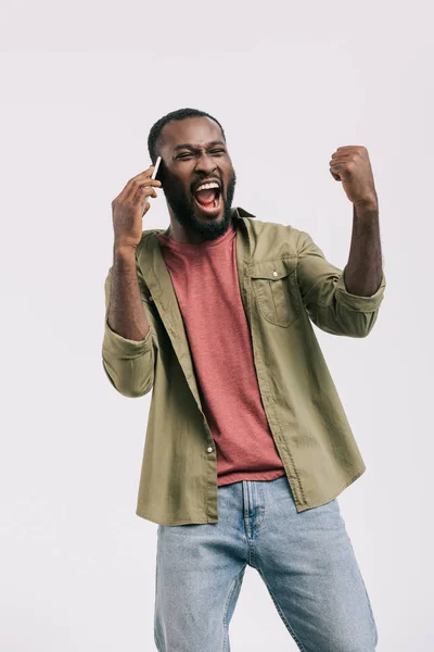 Opgewonden Van Afro Amerikaanse Man Praten Door Smartphone Gebaar Geïsoleerd — Stockfoto