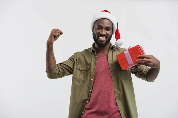 Feliz Guapo Afroamericano Hombre Santa Hat Gesto Celebración Presente Aislado — Foto de stock gratis