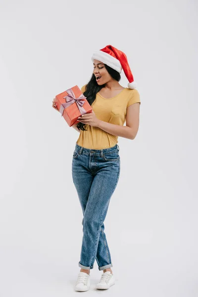 Beyaz Izole Santa Şapka Holding Mevcut Çekici Afro Amerikan Kız — Stok fotoğraf