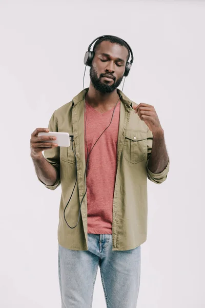 Hombre Afroamericano Guapo Escuchando Música Con Teléfono Inteligente Auriculares Aislados — Foto de stock gratis