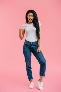 heyecanlı çekici Afro-Amerikan kız kendini izole pink üzerinde işaret
