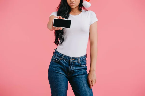 突出的形象 严重的非洲裔美国女孩显示智能手机与空白屏幕上的粉红色隔离 — 图库照片
