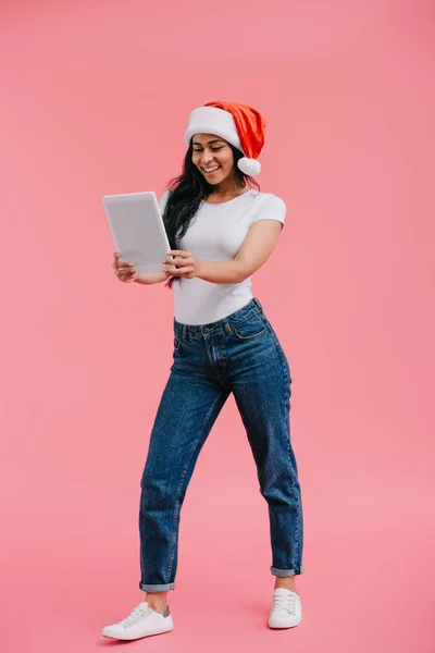 Noel Baba Şapkası Pink Izole Tablet Bakarak Çekici Afro Amerikan — Ücretsiz Stok Fotoğraf
