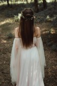 misztikus elf elegáns ruha és virág koszorú erdőben hátsó nézet