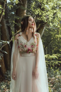 ormanda çiçek çiçek çelenk ve elbise çekici mistik elf