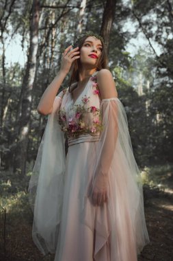 ormandaki Çiçek elbiseli çekici mistik elf