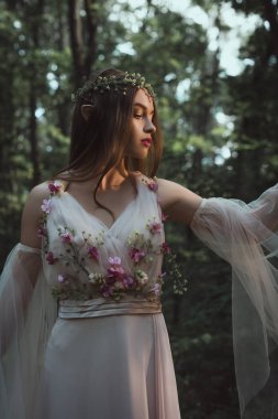 Çiçek çelenk ve elbise mistik elf orman çiçekleri ile