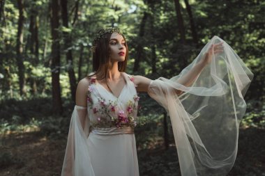 Orman çiçeklerle şık elbiseli mistik elf