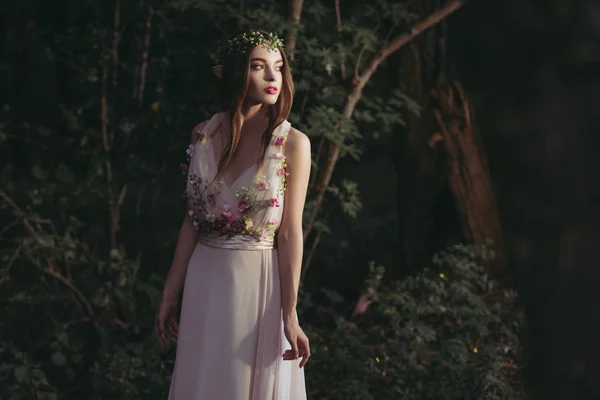 Magnifique Elfe Mystique Robe Fleur Couronne Florale Dans Les Bois — Photo