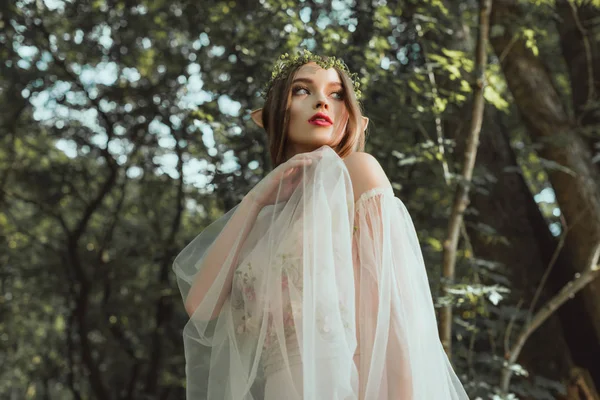 Πανέμορφο Μυστηριακό Ξωτικό Κομψό Φόρεμα Στο Δάσος — Φωτογραφία Αρχείου