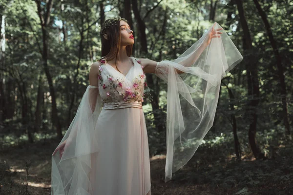 Schöne Elfe Elegantem Kleid Mit Blumen Posiert Wald — Stockfoto