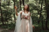 Happy elf lány elegáns ruha virágok erdőben