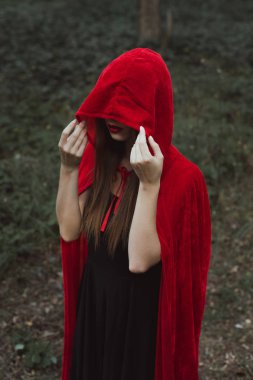 kırmızı pelerin ve karanlık orman mahallede mistik kadın