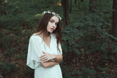 beyaz elbise ve ormandaki çiçek çelenk poz güzel ihale kız