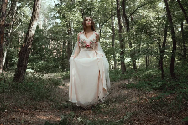 森林中优雅的花裙中的神秘精灵 — 图库照片