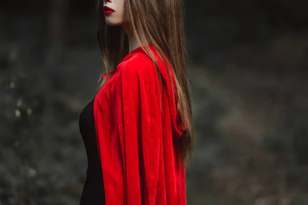 Mistik Kız Görünümünü Ormandaki Kırmızı Pelerin Içinde Kırpılmış — Stok fotoğraf
