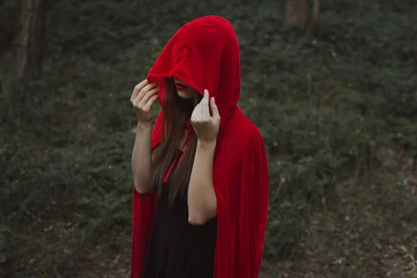 Fille Mystique Manteau Rouge Capuche Dans Forêt — Photo