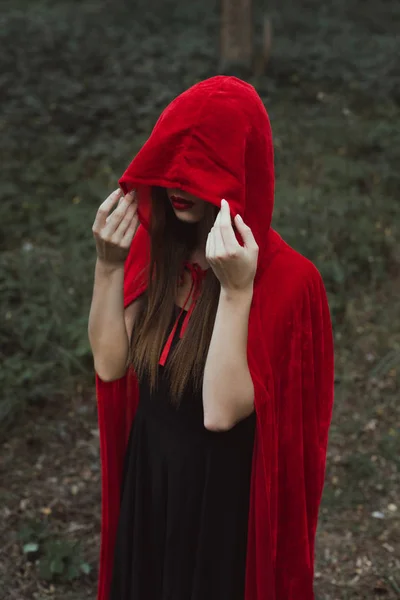 Μυστικιστής Γυναίκα Στην Κόκκινη Κάπα Και Κουκούλα Στο Σκοτεινό Δάσος — Φωτογραφία Αρχείου