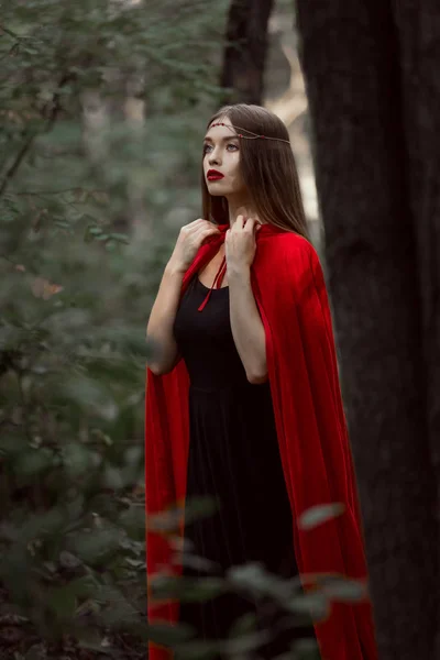 Elegante Ragazza Mistica Mantello Rosso Nel Bosco — Foto Stock