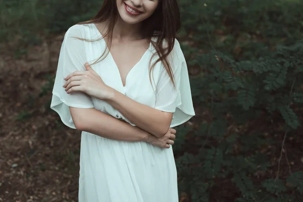 Gülümseyen Kız Beyaz Elbisenin Içinde Poz Görünümünü Kırpılmış — Stok fotoğraf