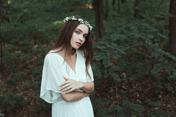 Bela Menina Macia Posando Vestido Branco Coroa Floral Floresta — Fotografia de Stock