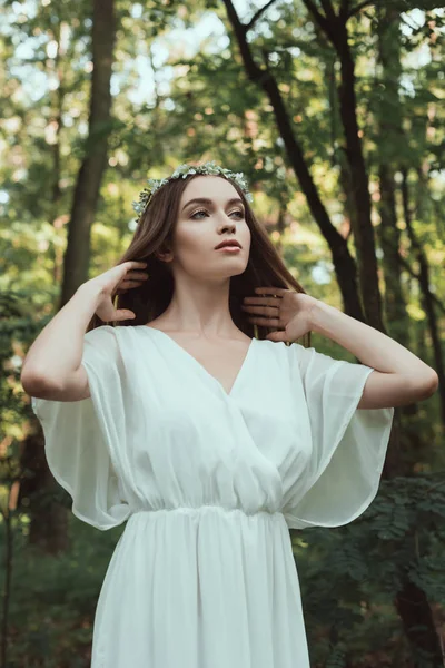 Genç Kadın Beyaz Elbise Ormandaki Çiçek Çelenk Poz Ihale — Stok fotoğraf