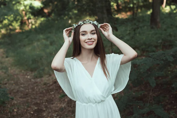 森の花の花輪でポーズ美しい幸せな女の子 — ストック写真