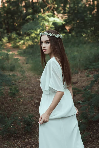 Aantrekkelijk Meisje Witte Jurk Bloemen Krans Wandelen Het Bos — Stockfoto