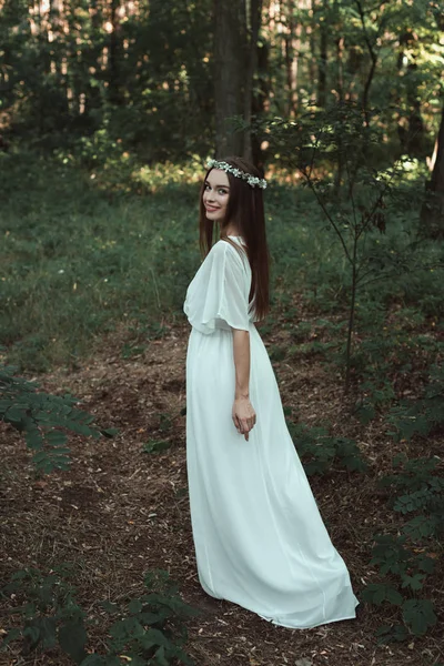 Atrakcyjna Dziewczyna Uśmiechający Się Białą Suknię Spaceru Lesie — Zdjęcie stockowe