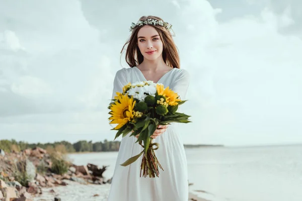Attraktive Mädchen Halten Strauß Mit Sonnenblumen Meeresufer — Stockfoto