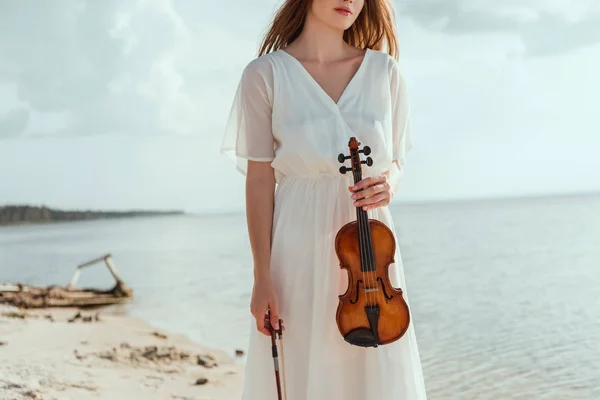 Vista Cortada Mulher Vestido Elegante Segurando Violino Praia — Fotografia de Stock
