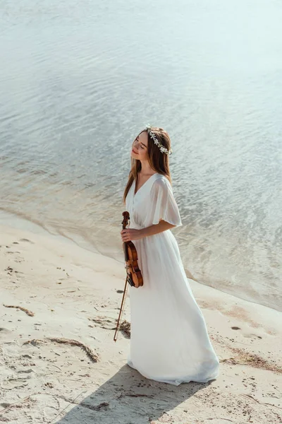 Menina Elegante Atraente Vestido Branco Segurando Violino Praia — Fotografia de Stock