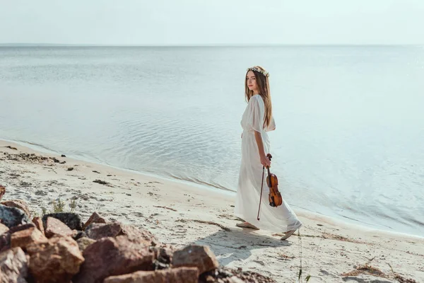 Bela Mulher Elegante Vestido Branco Segurando Violino Andando Praia Perto — Fotografia de Stock