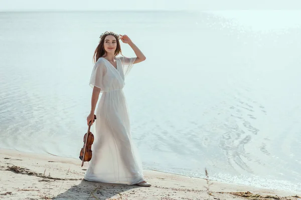 Красивая Женщина Элегантном Платье Скрипкой Ходьба Пляжу Моря — стоковое фото
