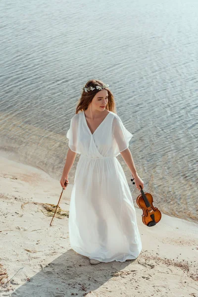 Eleganta Attraktiva Flicka Med Violin Vid Havets Strand — Gratis stockfoto